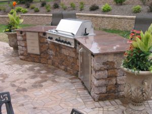 What Your Outdoor Kitchen Contractor Wants You to Consider